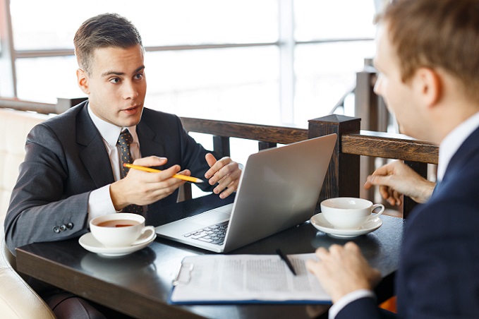Je größer das Anlagevermögen ist, desto wichtiger ist es, diese Zahlen korrekt auszuwerten. Entsprechend hoch ist der Aufwand bei der Suche eines Erfolg versprechenden Investments. Deshalb befasst sich oft ein ganzes Team mit der Analyse der Aktien und der anderen Daten, die aus dem Geschehen an der Börse ausgelesen werden. (#04)