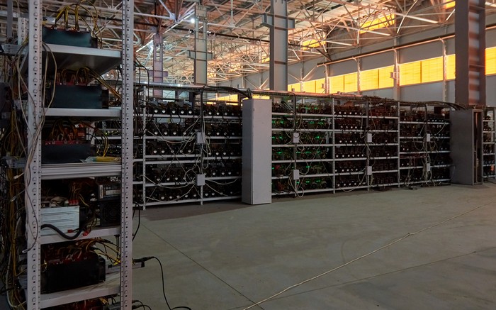 In den Bitcoin Mining Farmen in Venezuela stehen oftmals Hunderte von Bitcoin Mining Rigs. Der Stromverbrauch ist enorm und der Einsatz der BitCoin Mining Rigs ist deshalb in Gebieten mit subventioniertem Wohnraum verboten (Foto: shutterstock - Nikiforaw77)