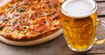 Bier und Pizza: eine makellose Ehe und eine perfekte Investition? (Foto: shutterstock - Africa Studio)