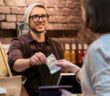Zahlungsarten im Vergleich: Wie zahlen Verbraucher am liebsten? ( Foto: Adobe Stock - Syda Productions )
