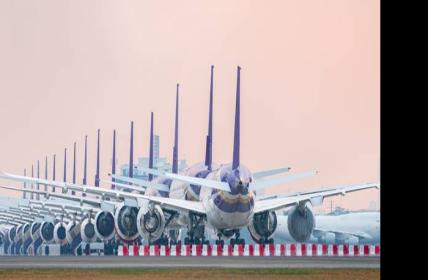 Flugzeuge Flughafen Wartereihe (Foto: AdobeStock - Sugrit)