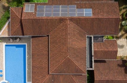 Die steigende Nachfrage nach Solarheizungen ist eine Folge der Energiekrise (Foto: AdobeStock - Pavel 382481990)