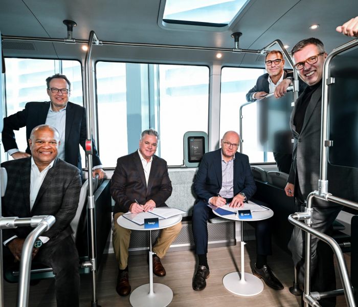 Unter Beobachtung von Kevin Reid, Hinrich Woebcken, Dr. Holger Klein und Torsten Gollewski unterzeichnen Joe Moye von beep und Josef Waldbauer von ZF die strategische Partnerschaft. (Foto: ZF Friedrichshafen AG)