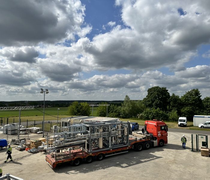 Effizienter Transport: Mit Hilfe eines Krans wird die Fracht vom Sattelschlepper zum Standort auf dem Kavernenplatz von EWE in Rüdersdorf gebracht (Foto: EWE. Nadine Auras)