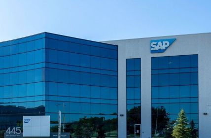 SAP entwickelt eigenen Sprachbot für Datenabfragen (Foto: AdobeStock - JHVEPhoto 400308425)