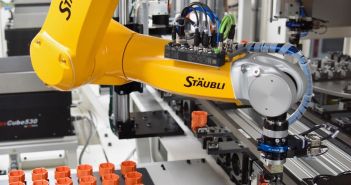 Spezielle Roboter von Stäubli für Reinraum und Hygienedesign geeignet Stäubli Robotics präsentiert Lösungen für Elektromobilität auf (Foto: Stäubli Tec-Systems GmbH Robotics)