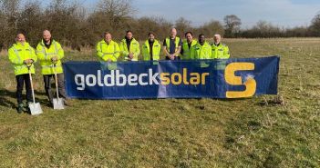Symbolischer Spatenstich markiert Beginn 48 MWp Solarparks in (Foto: GOLDBECK SOLAR)