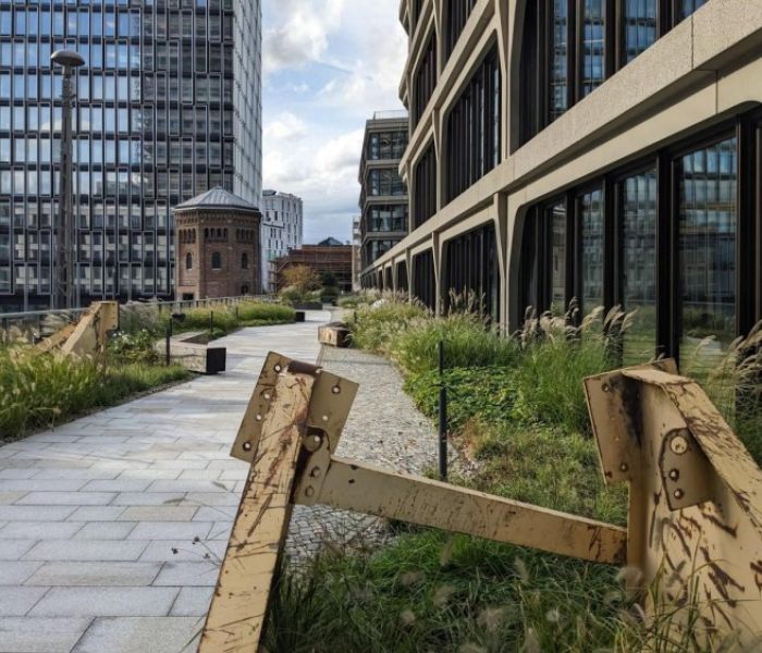 Gr&uuml;ne Wege neben moderner Architektur (Foto: Levin Monsigny Landschaftsarchitekten)