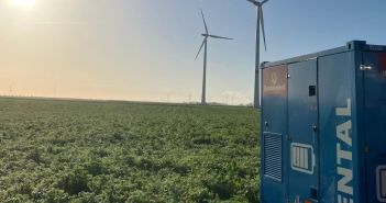 Hybridenergielösung mit Battery Box 150 spart Diesel und (Foto: Bredenoord)